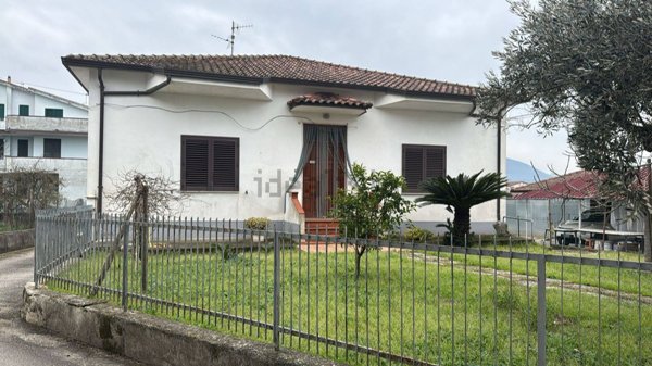 casa indipendente in vendita a Dugenta