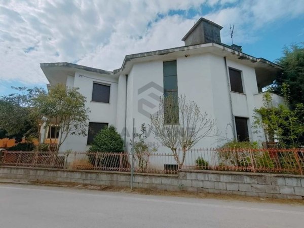 casa indipendente in vendita a Dugenta