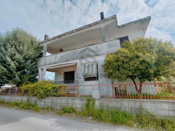 casa indipendente in vendita a Dugenta