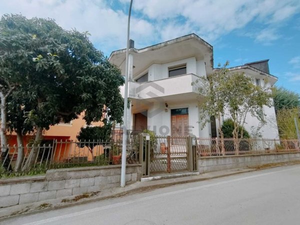 casa indipendente in vendita a Dugenta