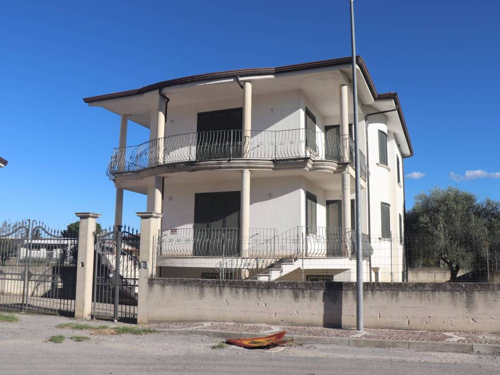 casa indipendente in vendita a Dugenta
