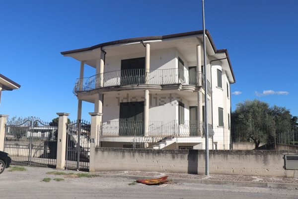 casa indipendente in vendita a Dugenta