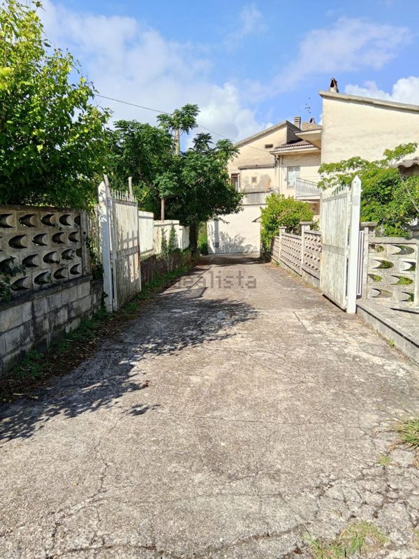 casa indipendente in vendita a Dugenta