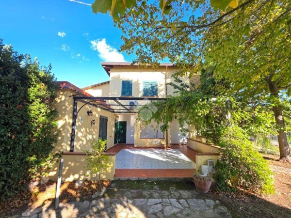 casa indipendente in vendita a Dugenta