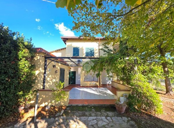 casa indipendente in vendita a Dugenta