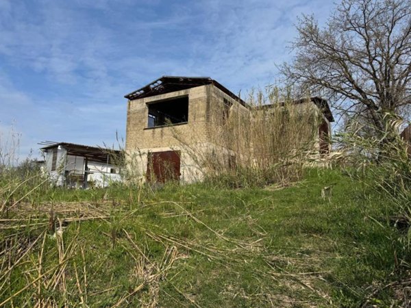 locale commerciale in vendita a Dugenta