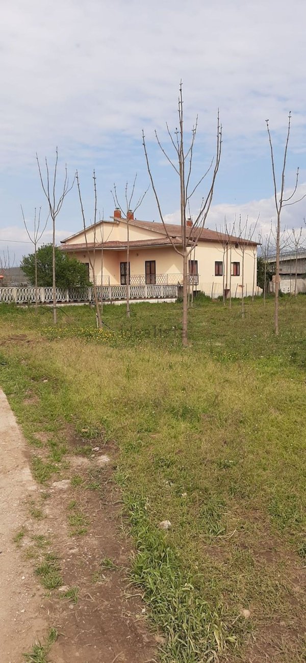 casa indipendente in vendita a Dugenta