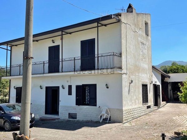 casa indipendente in vendita a Dugenta