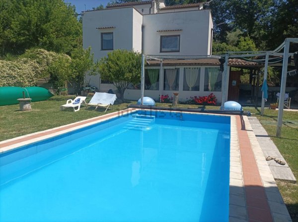casa indipendente in vendita a Dugenta