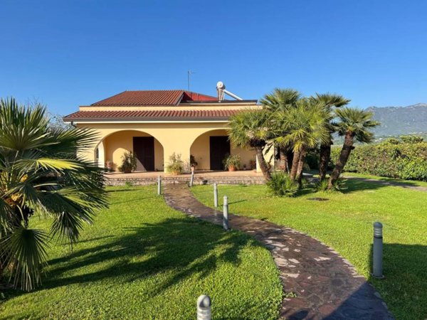 casa indipendente in vendita a Dugenta