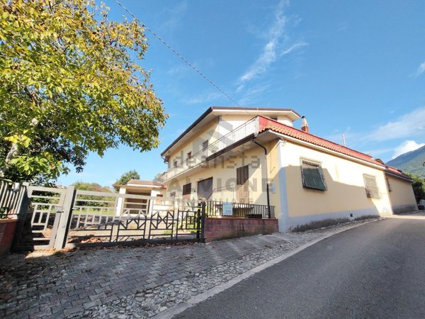 casa indipendente in vendita a Faicchio in zona Visanti
