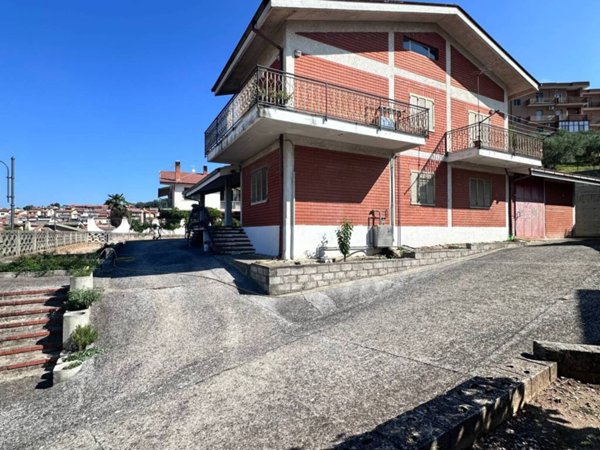 casa indipendente in vendita a Fragneto Monforte