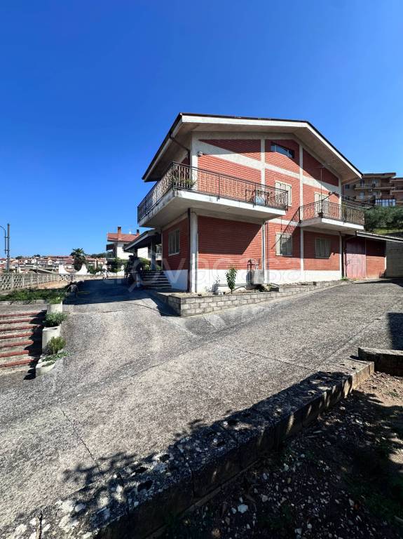 casa indipendente in vendita a Fragneto Monforte