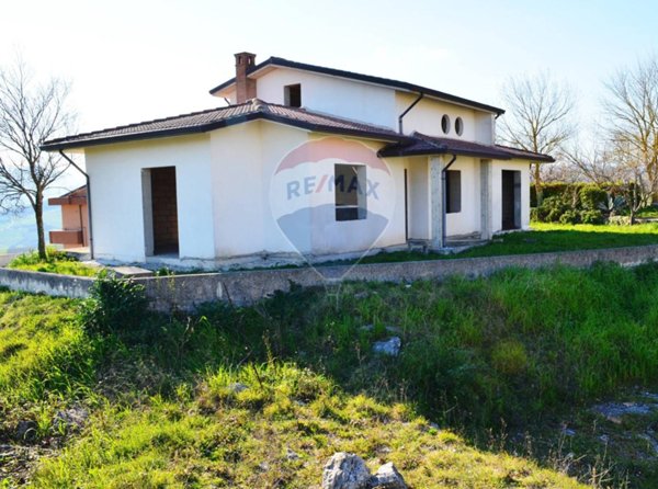 casa indipendente in vendita a Fragneto Monforte