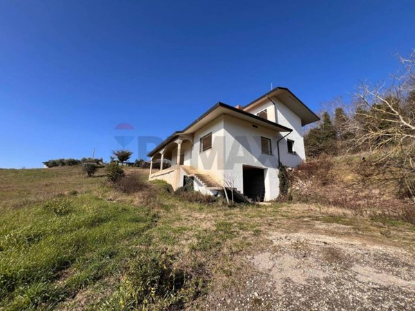casa indipendente in vendita a Fragneto Monforte