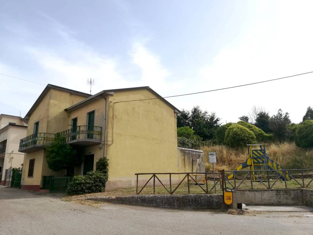 casa indipendente in vendita a Fragneto Monforte