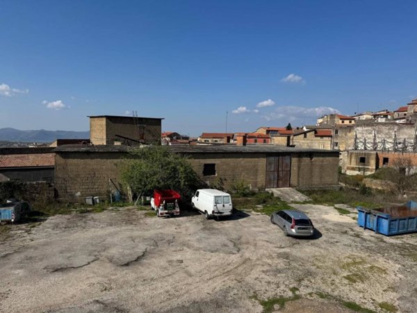 locale commerciale in vendita a Frasso Telesino