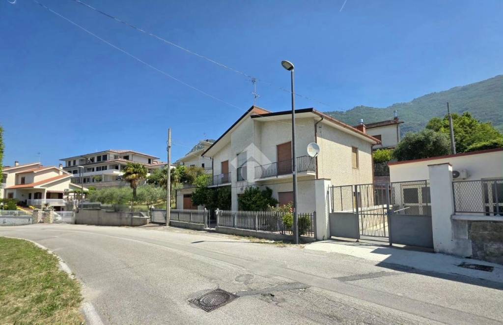 casa indipendente in vendita a Frasso Telesino