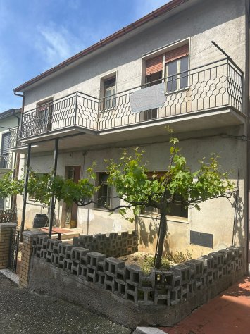 casa indipendente in vendita a Guardia Sanframondi