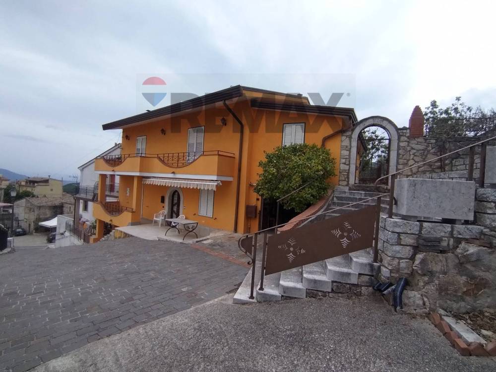 casa indipendente in vendita a Guardia Sanframondi