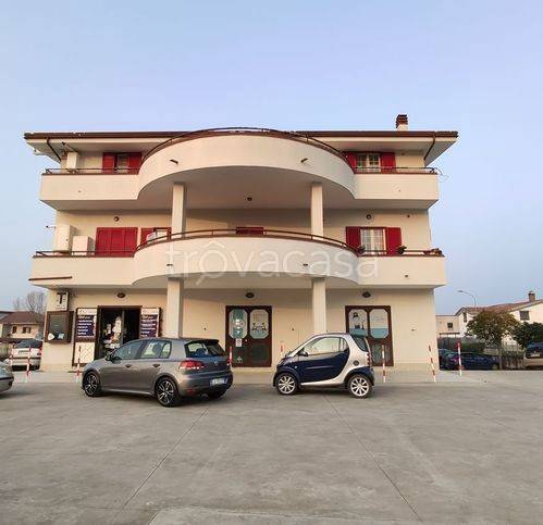 locale commerciale in vendita a Limatola in zona Giardoni