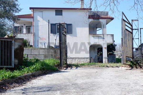 casa indipendente in vendita a Limatola in zona Giardoni