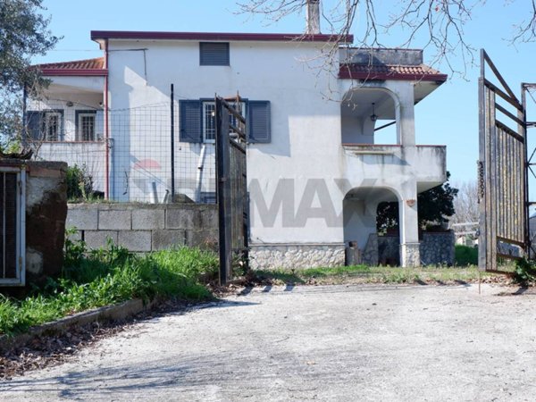 casa indipendente in vendita a Limatola in zona Giardoni
