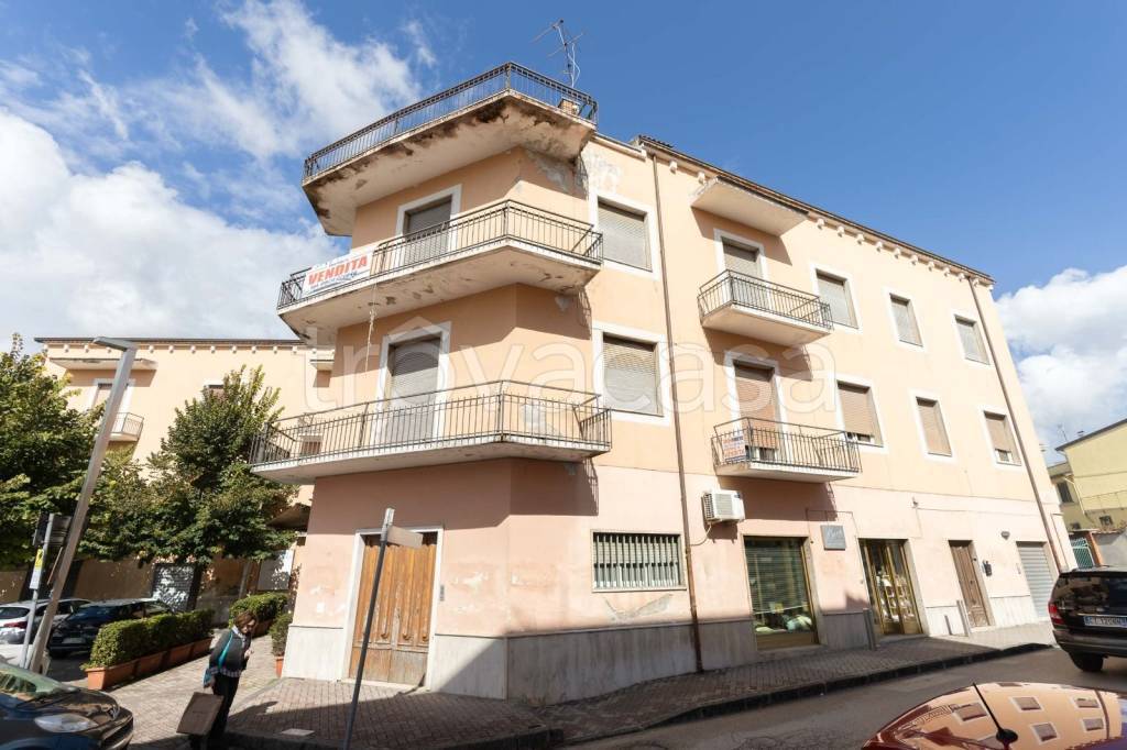 locale commerciale in vendita a Montesarchio