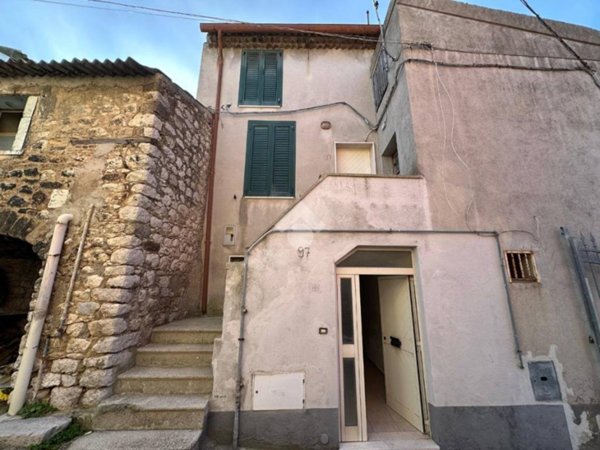 casa indipendente in vendita a Montesarchio in zona Cirignano