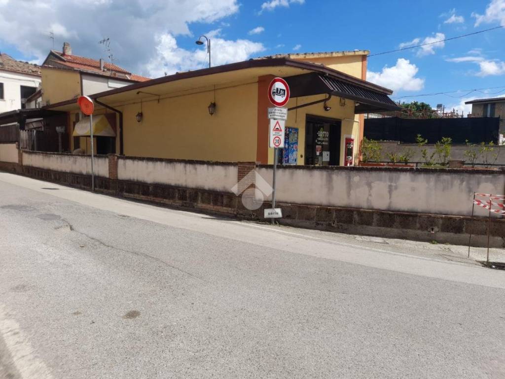 negozio in vendita a Montesarchio in zona Varoni