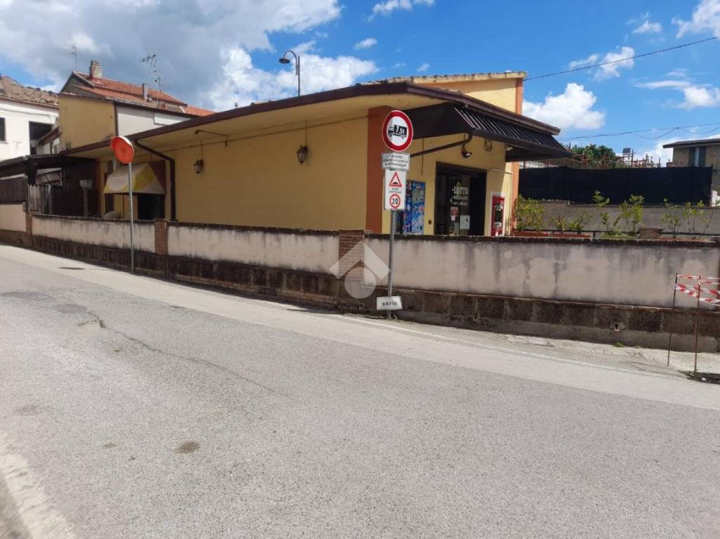 negozio in vendita a Montesarchio in zona Varoni