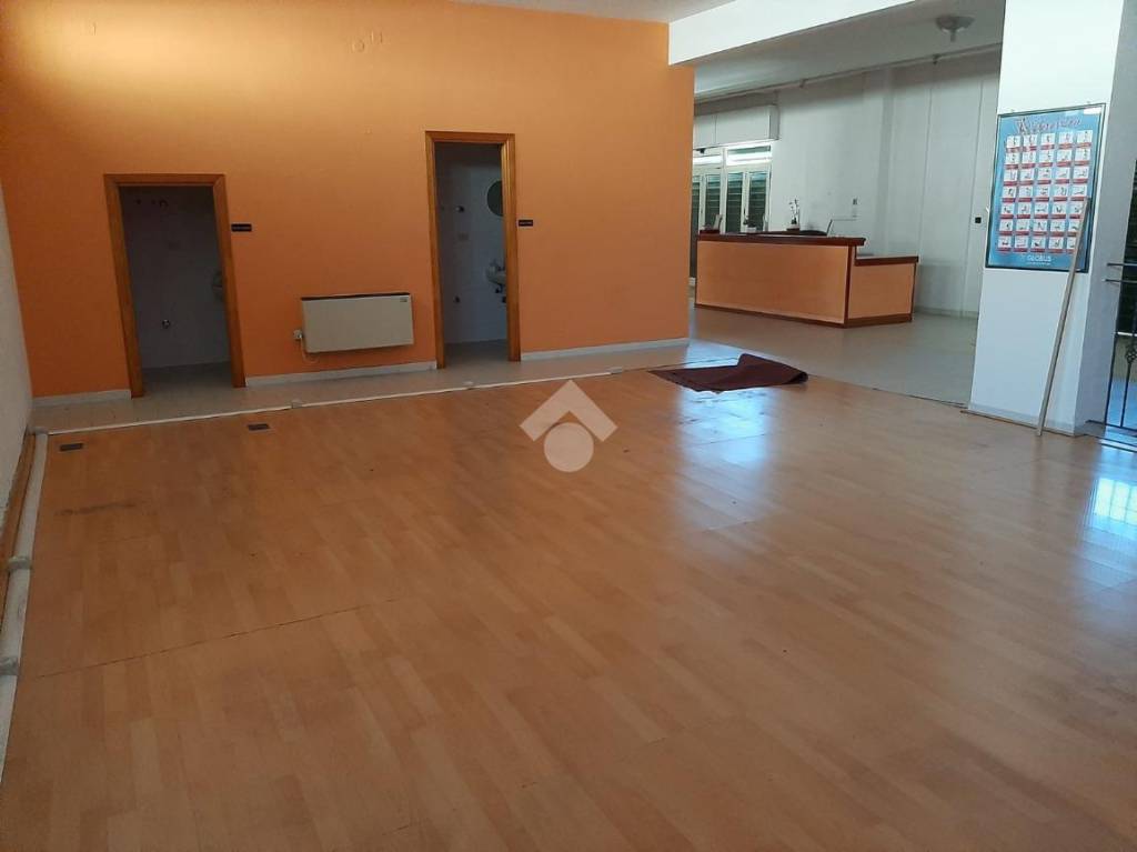 locale commerciale in vendita a Montesarchio in zona Tufara