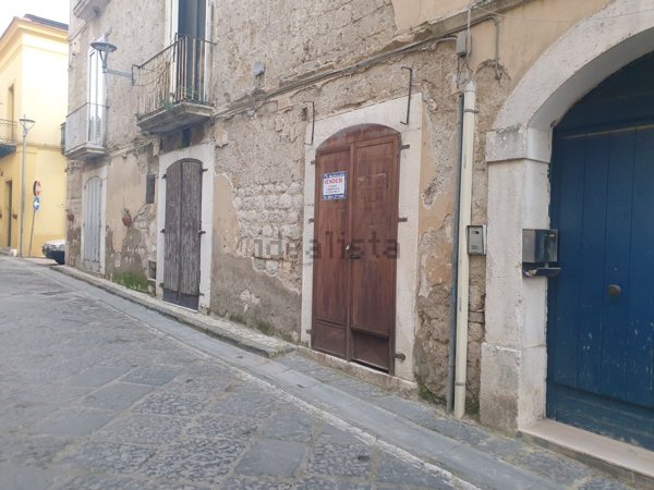 locale commerciale in vendita a Montesarchio