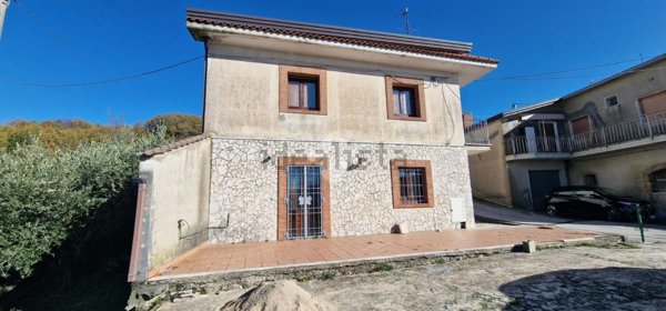 casa indipendente in vendita a Montesarchio