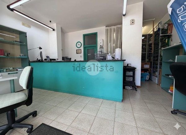 locale commerciale in vendita a Montesarchio