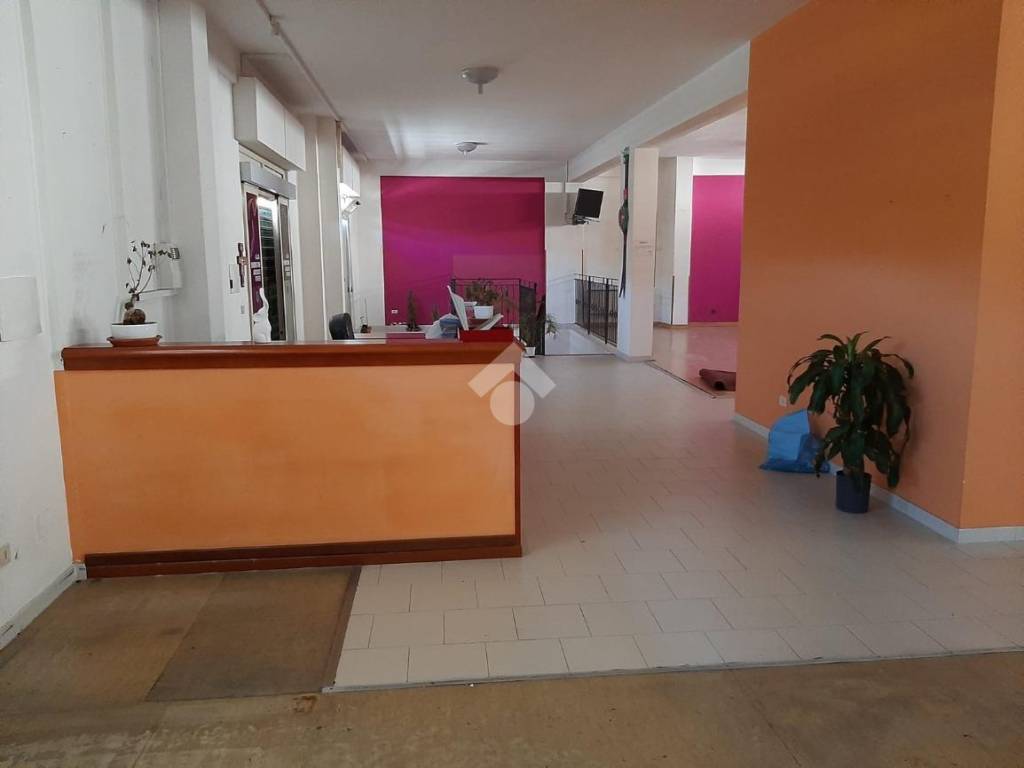 locale commerciale in vendita a Montesarchio in zona Tufara