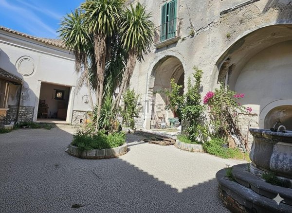 casa indipendente in vendita a Montesarchio