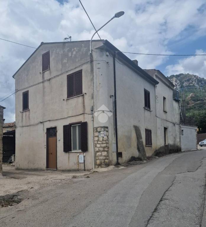 casa indipendente in vendita a Montesarchio in zona Cirignano