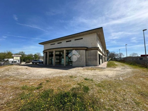 locale commerciale in vendita a Montesarchio