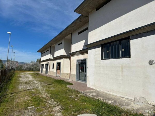 locale commerciale in vendita a Montesarchio