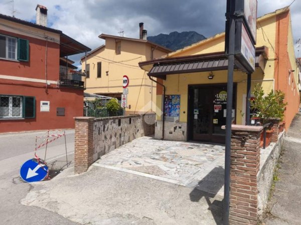 locale commerciale in vendita a Montesarchio in zona Varoni