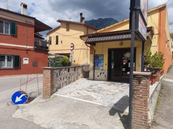 negozio in vendita a Montesarchio in zona Varoni