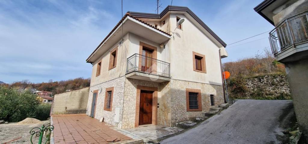 casa indipendente in vendita a Montesarchio in zona Varoni