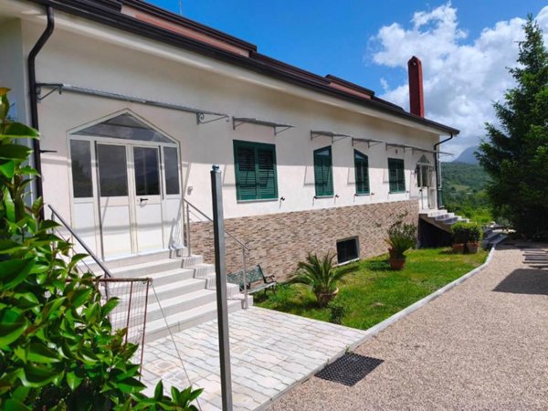casa indipendente in vendita a Montesarchio in zona Tufara