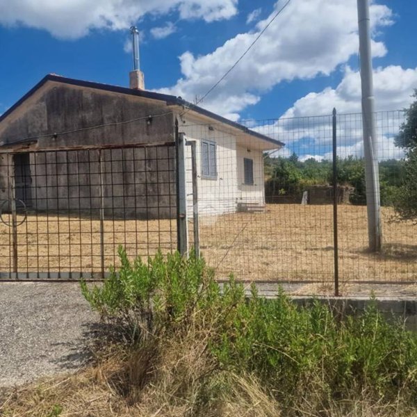 casa indipendente in vendita a Montesarchio in zona Tufara