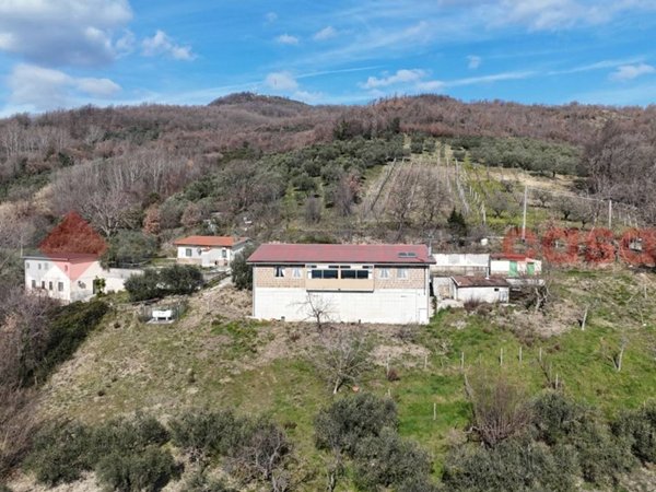 casa indipendente in vendita a Montesarchio in zona Tufara