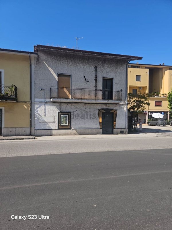 locale commerciale in vendita a Montesarchio