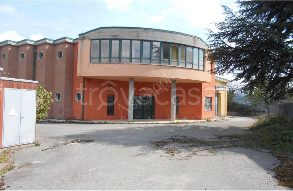 locale commerciale in vendita a Morcone in zona Piana