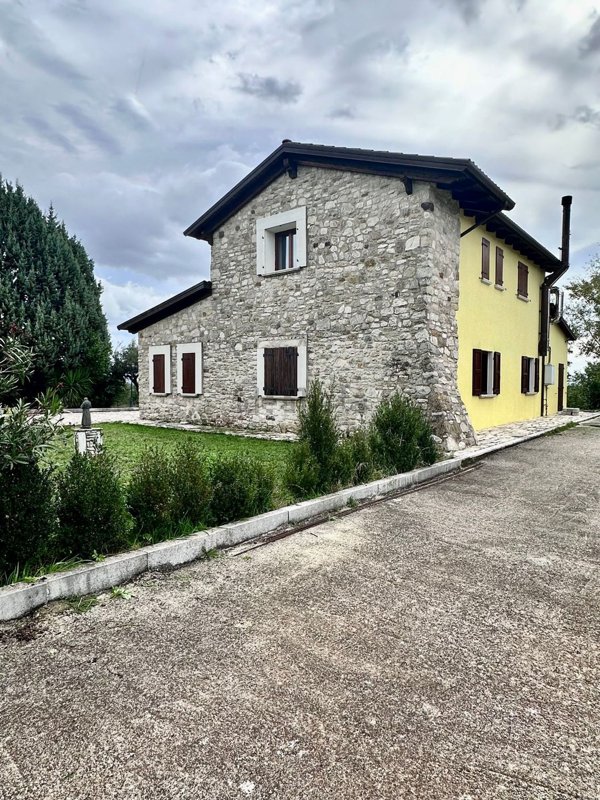 casa indipendente in vendita a Pietrelcina