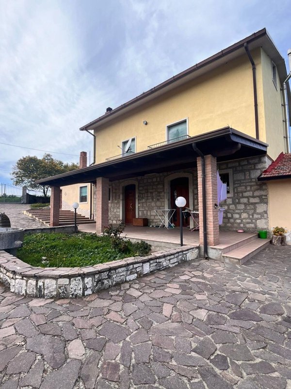 casa indipendente in vendita a Pietrelcina